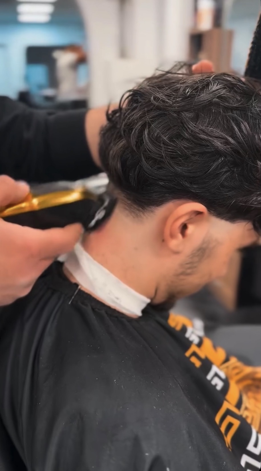 Kapper aan het werk bij De Gouden Schaar